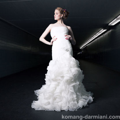 Gambar Chapel Train Mermaid Wedding Gown