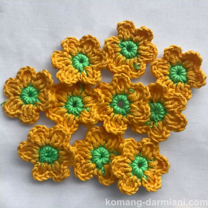 Picture of Crochet Flowers - yellow with a light green centre