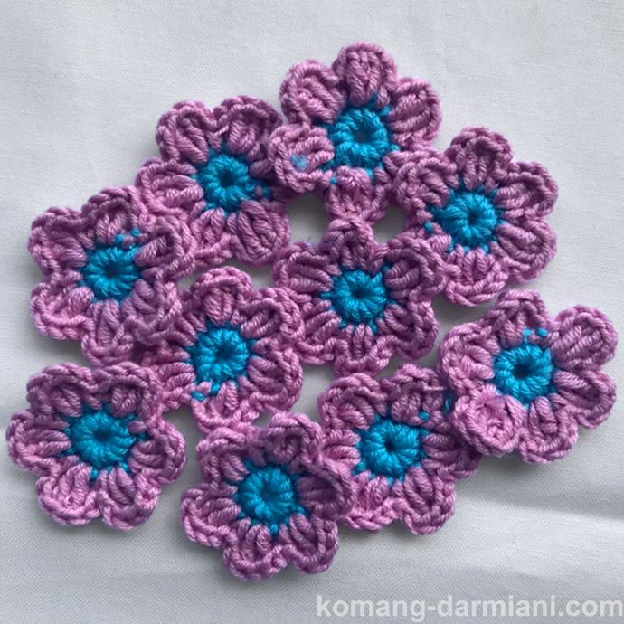 Picture of Crochet Flowers - violet with a light blue centre