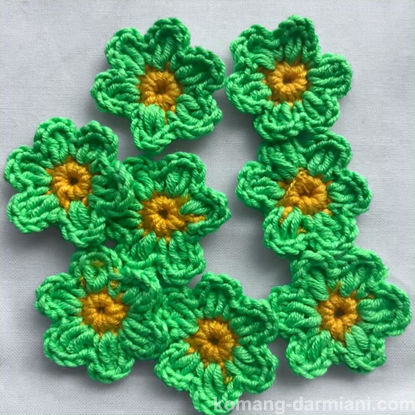 Imagen de Crochet Flowers - light green with a light yellow centre