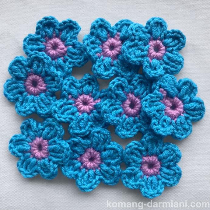 Picture of Crochet Flowers - light blue with a pink centre