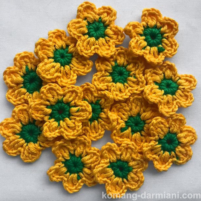 Picture of Crochet Flowers - yellow with a green centre