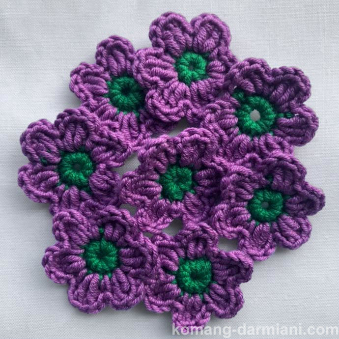 Picture of Crochet Flowers purple with a green centre
