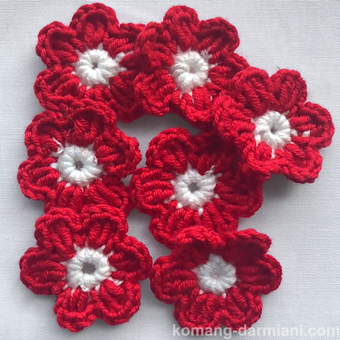 Picture of Crochet Flowers - red with a white centre