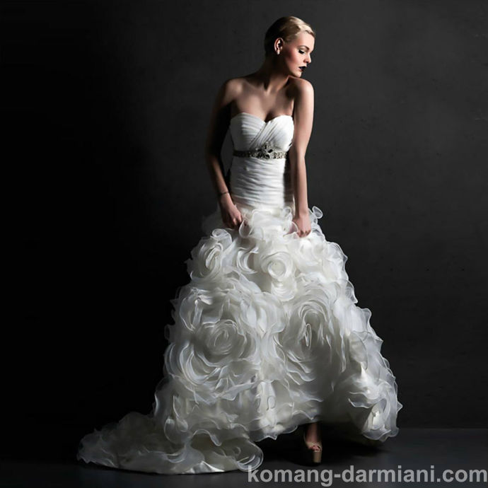 Imagen de Ivory Chapel Train Mermaid Wedding Gown - Darmiani Flora Blanc