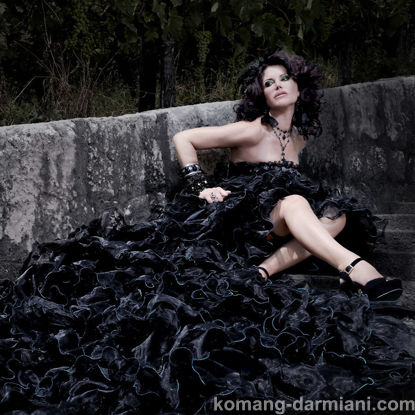 Imagen de Black Gothic Couture Straples Wedding Dress Cathedral Long Train