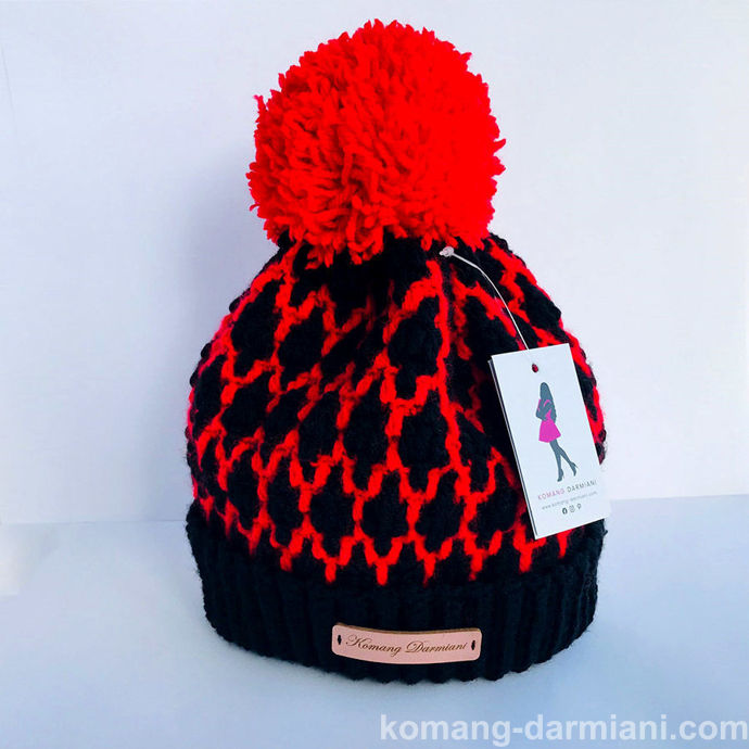 Imagen de Crochet Pom-pom Hat - Black and red