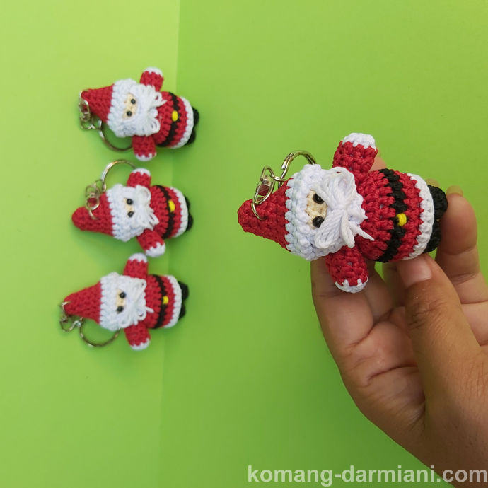 Gambar Adorable Crochet Santa Keychain Festive Accessory